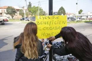 Familiares y amigos de Daniel Oyarzún llevan carteles para apoyar al carnicero