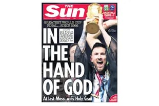 Lionel Messi levantando la Copa del Mundo en la portada de The Sun