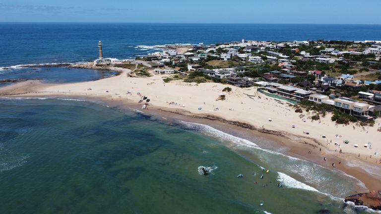 Imagen de la playa brava de José Ignacio; se puede apreciar cómo todas las casas siguen un patrón de altura máxima permitida.