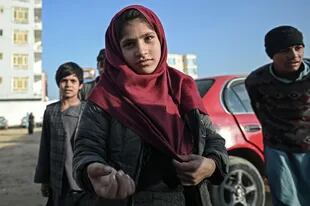 Una niña mendiga en una calle de Mazar-i-Sharif el 24 de diciembre de 2021.