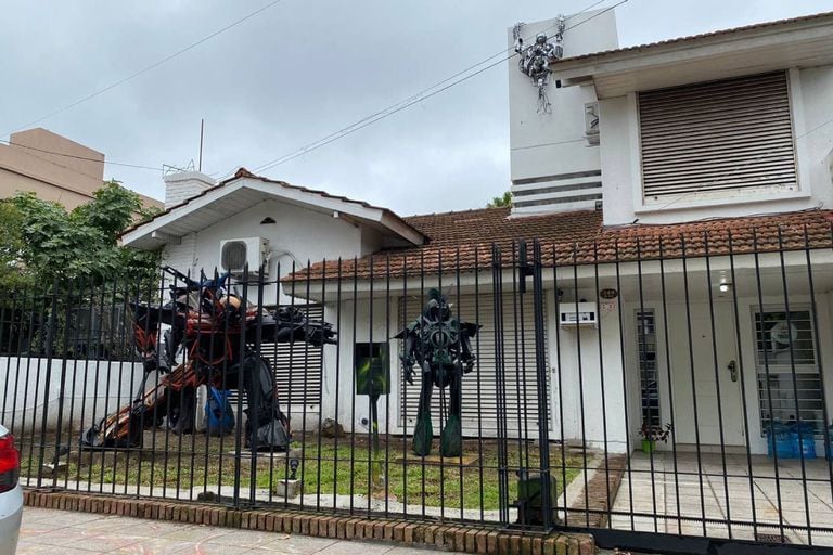 Three Transformers robots and an android from the movie Terminator 2 are in the front garden of a house in Adrogué where Professor Federico Nieto is giving a robotics workshop
