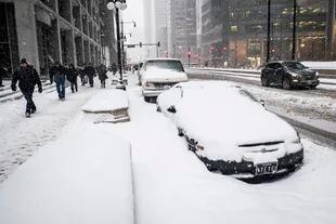 La nieve cubrió,ayer, los autos en Chicago; mañana se esperan temperaturas aún más extremas