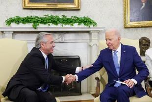 Le dio la mano y le agarró el codo: Alberto Fernández espera que Biden le dé una ayuda vital para el proyecto del Frente de Todos