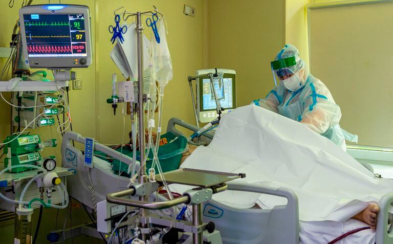 Una enfermera con un traje protector contra el coronavirus trata a un paciente con COVID-19 en el hospital municipal número 52 para enfermos de coronaviru, en Moscú.  (Denis Grishkin, Moscow News Agency vía AP)