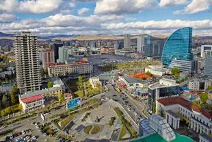 Mongolia estuvo bajo la influencia soviética durante 70 años, por ello hoy usan el alfabeto cirílico, tienen una marcada arquitectura soviética, pero a su vez, una mezcla de edificios modernos incorporados con la instauración de la democracia en la década de los 90.