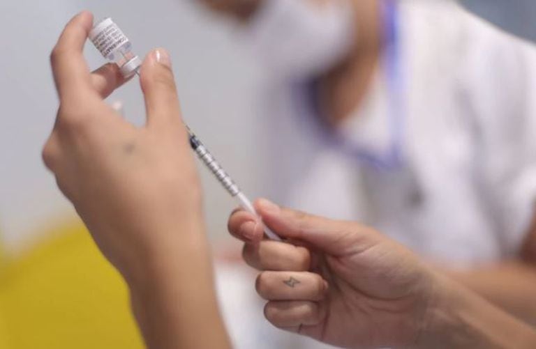 La señal de alerta que activa la caída del ritmo de vacunación