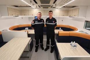 Dos miembros de la tripulación posan en el restaurante del submarino