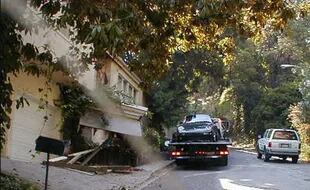 Tras salir de rehabilitación, Matthew Perry causó destrozos a una casa y a su auto Porsche en un accidente