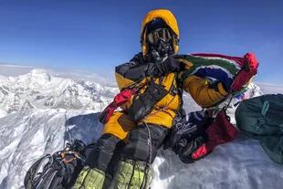 Escalador sudafricano Saray Khumalo posando en la cima del Monte Everest después de su cima