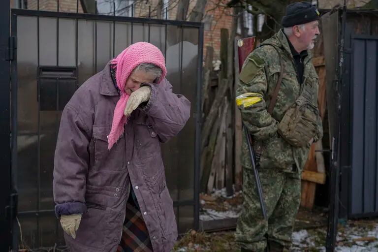 Una mujer llora afuera de una casa dañada por un ataque aéreo ruso, según lugareños, en Gorenka, en las afueras de la capital, Kiev, Ucrania, el miércoles 2 de marzo de 2022
