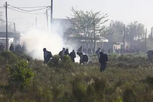 Duros enfrentamientos entre la policía y ocupantes de la toma en pleno desalojo