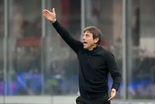 Antonio Conte grita instrucciones durante el partido contra Milan por los octavos de final de la Champions, de la que fue eliminado