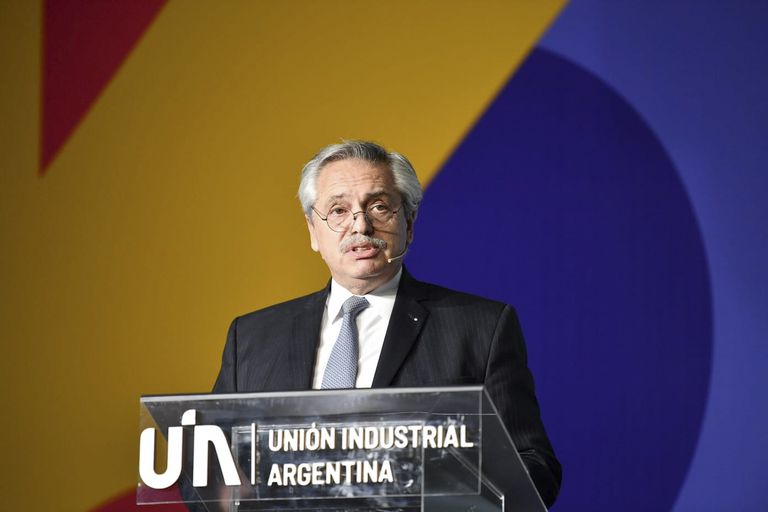 El presidente Alberto Fernández, en la UIA: pidió que el FMI hiciera un informe que, en realidad, ya está terminado