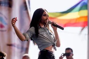 Cuando en 2014 Conchita Wurst ganó un importante festival de la canción muchos espectadores homofóbicos se sintieron molestos. Un grupo de hombres rusos publicaron fotos de ellos mismos afeitándose la barba en señal de protesta.