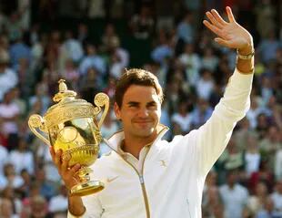 ARCHIVO - El suizo Roger Federer sostiene el trofeo luego de imponerse a Andy Roddick en la final de Wimbledon, el 5 de julio de 2009 