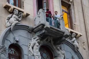 Exponente del estilo Liberty milanés, una versión italiana del art nouveau, la Casa Calise está ornada con esculturas de figuras femeninas y de ángeles. 