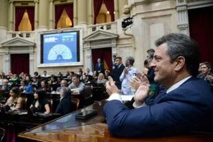 El ministro de Economía, Sergio Massa, festeja la aprobación del presupuesto 2023