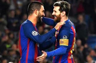 Tiempos más felices: Arda Turan y un festejo con Messi en Barcelona