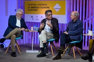 Héctor Abad Faciolince, Sergio Ramírez y Pierre Assouline en el Festival Escribidores