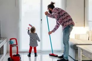 Distribuir las tareas domésticas más equitativamente beneficia la relación de pareja.