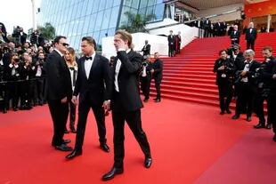 Tarantino y sus actores en la alfombra roja del festival, un cuarto de siglo después de alzarse con la Palma de Oro por Pulp Fiction