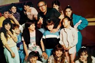 El productor Ciro Dante, creador de Festilindo, rodeado por los niños cantores del programa