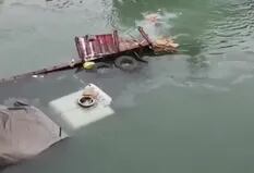 Decenas de personas se tiraron al río para robar la mercadería de un camión que cayó al agua