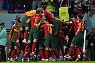 Cristiano Ronaldo celebra con sus compañeros después de anotar el gol