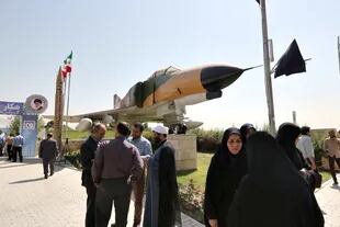 Visitantes se reúnen en el museo de la Revolución Islámica y la Defensa Sagrada de Teherán durante la exposición de drones extranjeros capturados en territorio iraní