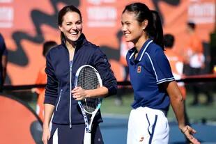 Desde su título en el US Open 2021, Emma Raducanu se convirtió en una celebridad: aquí, con la duquesa de Cambridge, en Londres.