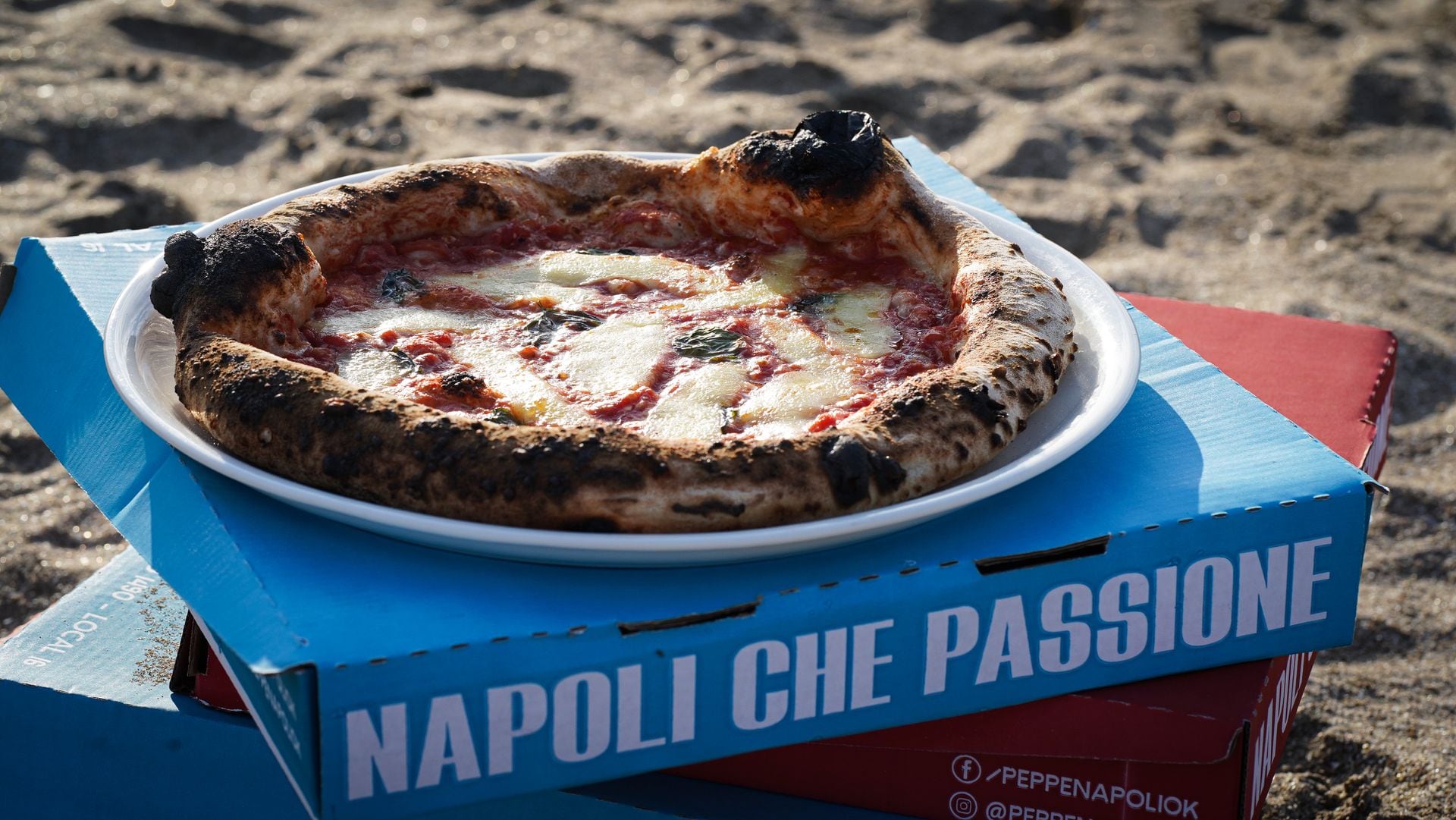 Finita y con bordes gruesos, poca levadura y larga fermentación, las pizzas de Peppe Napoli
