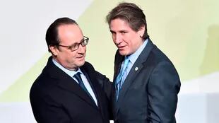 Amado Boudou, vicepresidente de Argentina, saluda al presidente francés, Francois Hollande