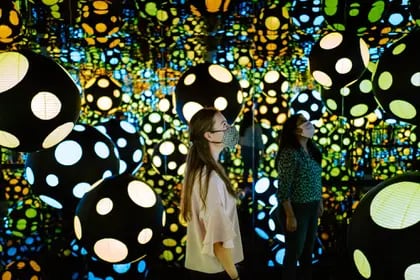 "My heart is Dancing into the Universe", en el museo Hirshhorn: farolitos de papel con forma de esfera cambian de color