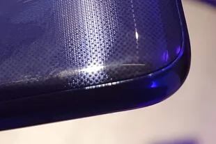 El Moto One Action estará disponible en dos colores, blanco y azul; la carcasa está trabajada con un texturado en toda la espalda