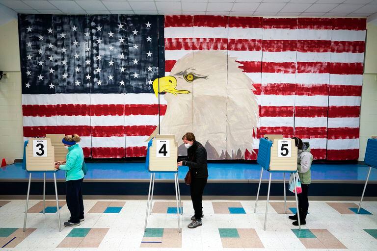 Los ciudadanos norteamericanos acuden a las urnas para votar en elas elecciones de medio término (AP Foto/Steve Helber, Archivo)