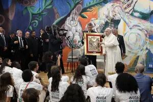 En su mensaje a los jóvenes, el Papa denunció que las mujeres "son suplentes" y "no juegan de titulares"