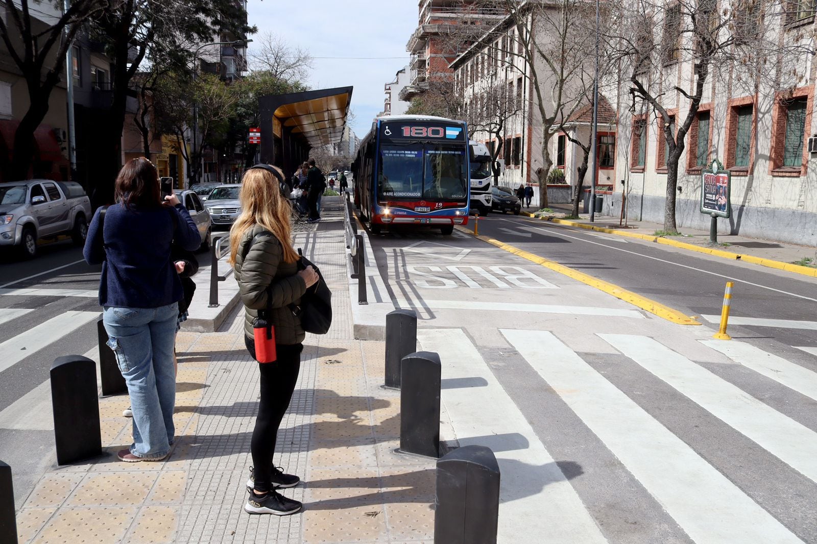 Sólo ocho líneas de colectivos utilizan la traza del metrobus de Alberdi y Directorio; sin embargo, para la Ciudad fue una obra prioritaria