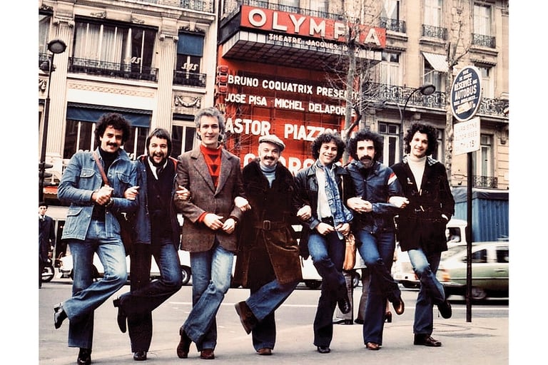 Con parte del octeto eléctrico, frente al tradicional teatro Olympia, de París, donde tocó en 1977 