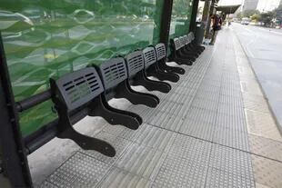 En la estación del Metrobus, frente al hotel Sheraton, se llevaron los asientos de aluminio
