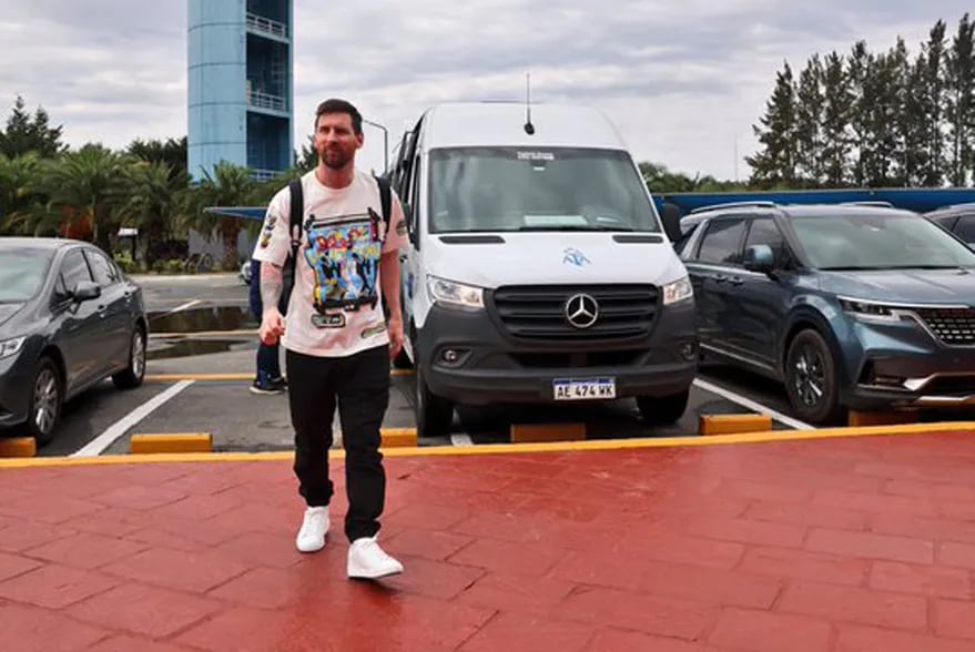 Lionel Messi llegó este lunes al predio de la AFA en Ezeiza y fue recibido por Claudio Tapia