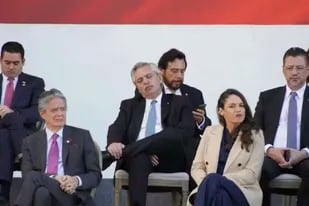 Alberto Fernández se durmió durante el acto de asunción de Gustavo Petro