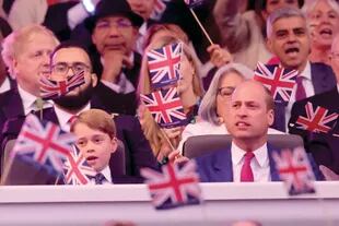Entre banderas, William y George no se perdieron la celebración.