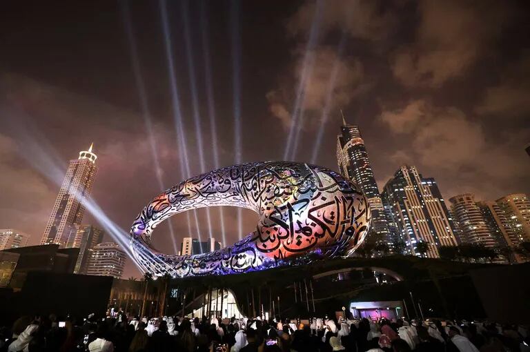 La gente asiste a la ceremonia de inauguración del Museo del Futuro, en el emirato del golfo de Dubai, el 22 de febrero de 2022