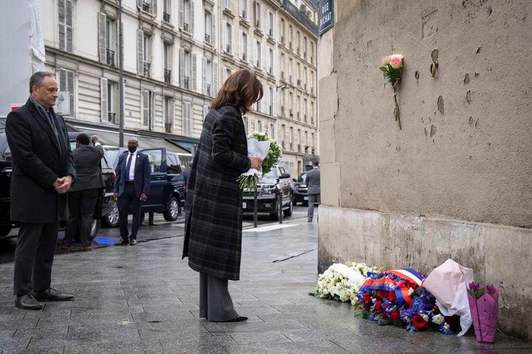 La vicepresidenta estadounidense Kamala Harris coloca flores en recordación de las víctimas del ataque al Café Carillon en París, el sábado 13 de noviembre de 2021
