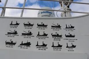 Todos los barcos de la prefectura tienen pintada la silueta de sus capturas; casi como un trofeo que les recuerda sus hazañas
