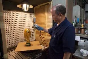 El trabajo de elaboración de la copia de la Copa del Mundo de la FIFA