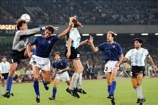 Claudio Caniggia anota el empate ante Italia en el Mundial 90