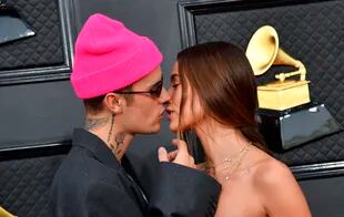 Justin Bieber y su esposa Hailey, enamoradísimos en la alfombra roja de los últimos premios Grammy