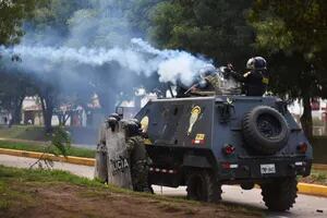 Las protestas y las denuncias contra la policía en Perú le suman presión a la presidenta Boluarte