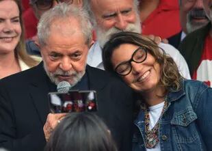Luiz Inacio Lula da Silva junto a Rosangela da Silva en Curitiba, en 2019. (Photo by CARL DE SOUZA / AFP)